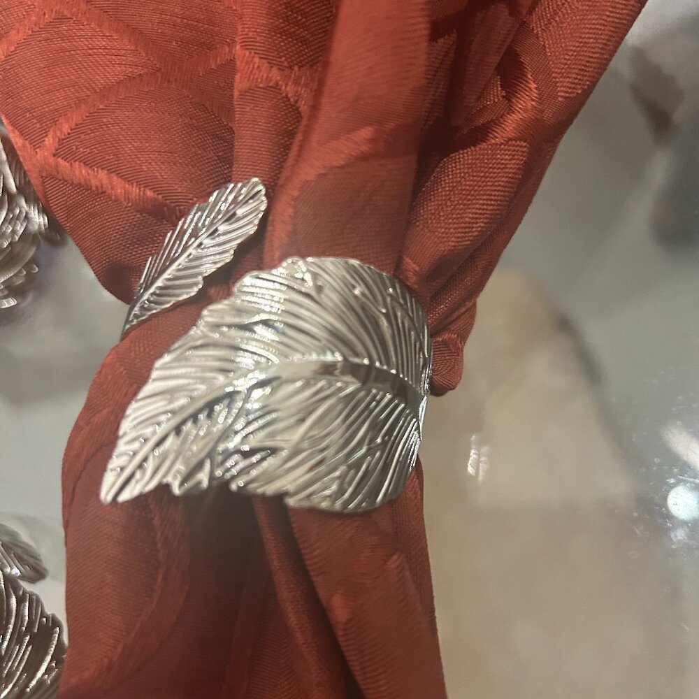 Set of 4 "leaf" pattern napkin rings